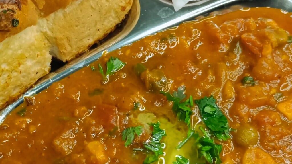 Easy Pav Bhaji Recipe | Mumbai Pav Bhaji