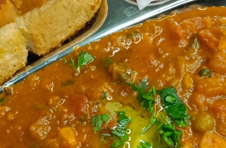 Easy Pav Bhaji Recipe | Mumbai Pav Bhaji