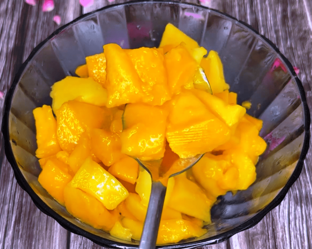 chop mangoes