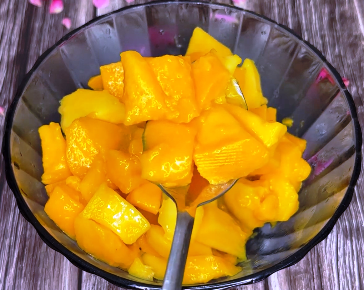 chop mangoes