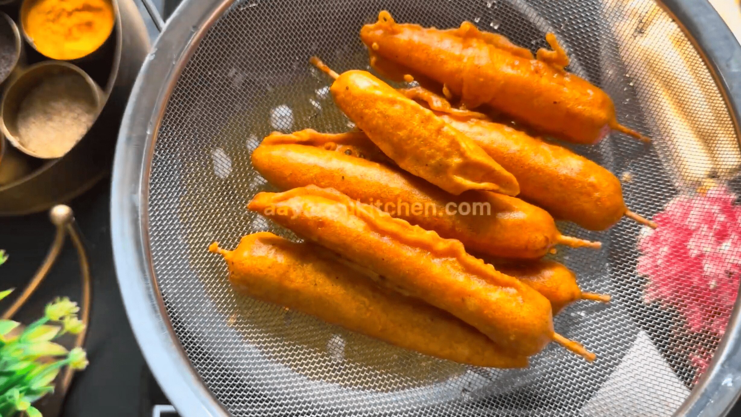 Draining baby corn fritters of excess oil