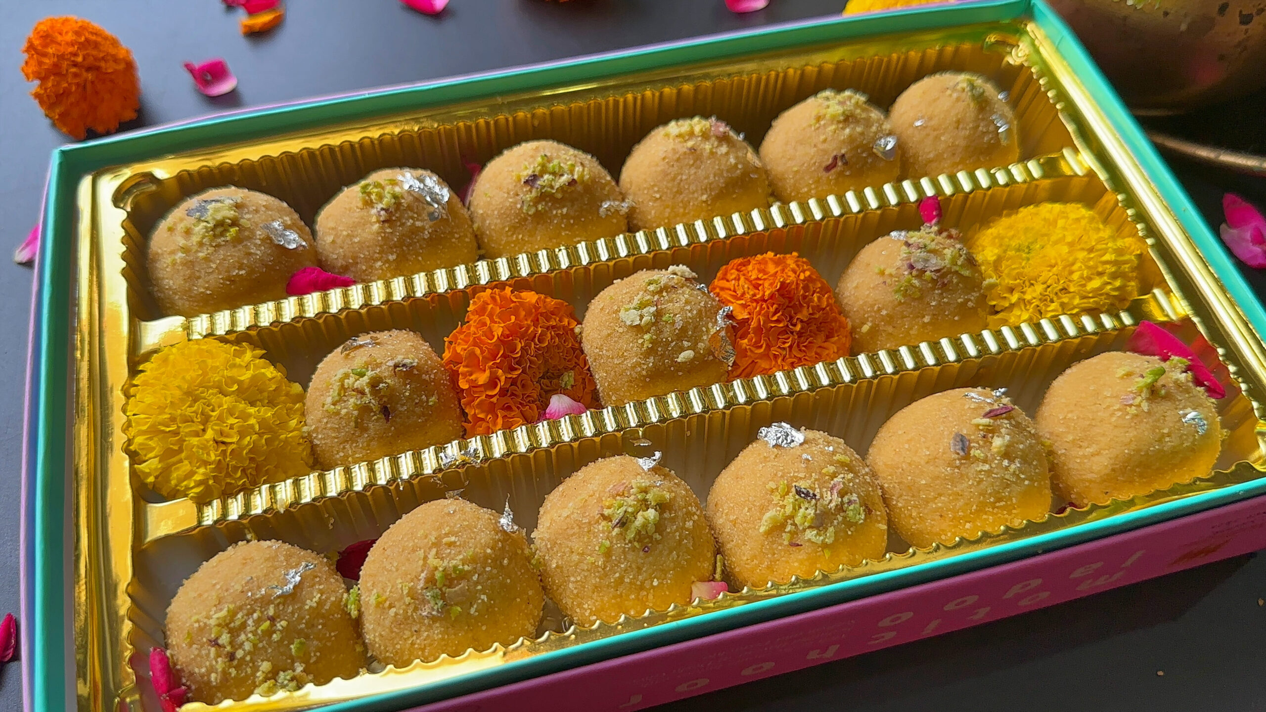 Besan Ladoo Recipe | Besan Ke Laddu