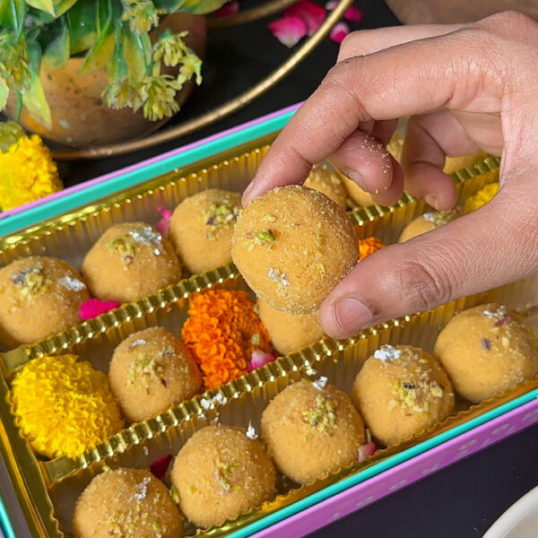 Besan Ladoo Recipe | Besan Ke Laddu