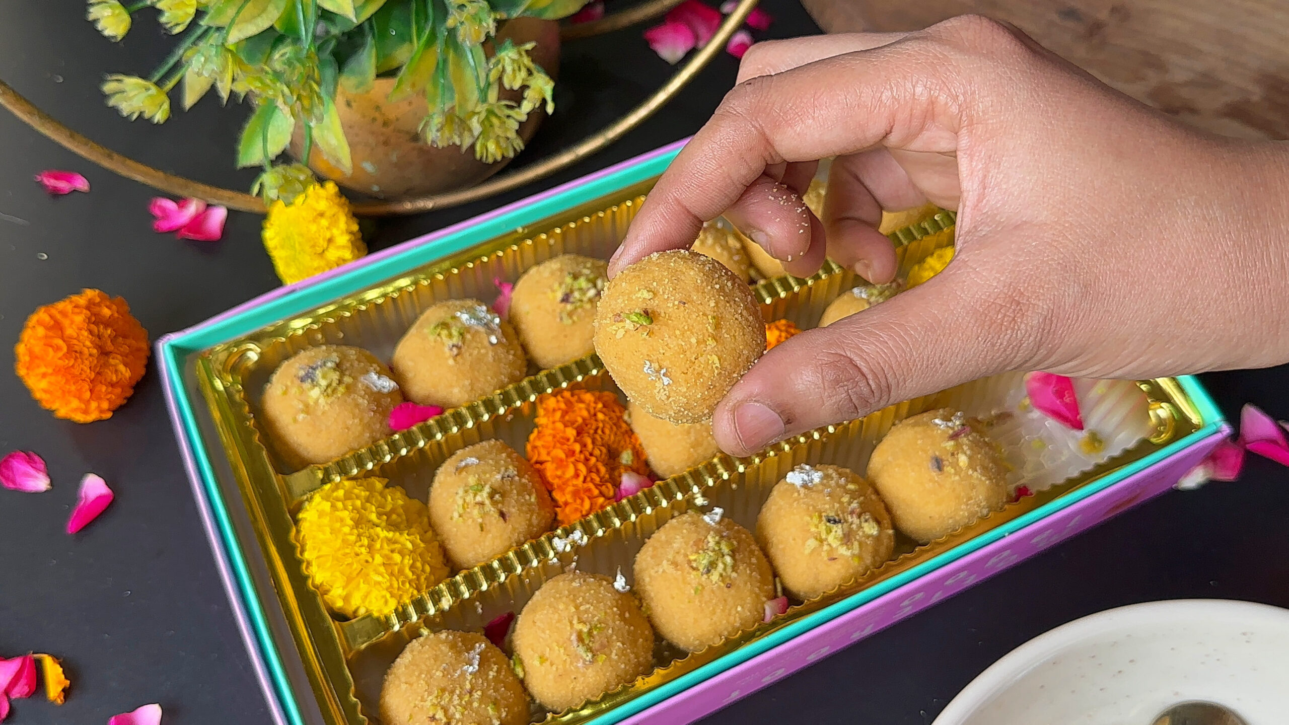 Besan Ladoo Recipe | Besan Ke Laddu