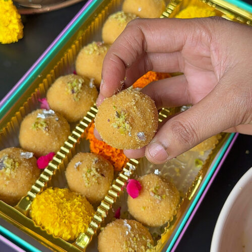 Besan Ladoo Recipe | Besan Ke Laddu