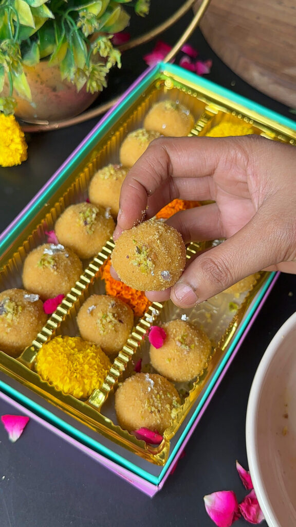 Besan Ladoo Recipe | Besan Ke Laddu