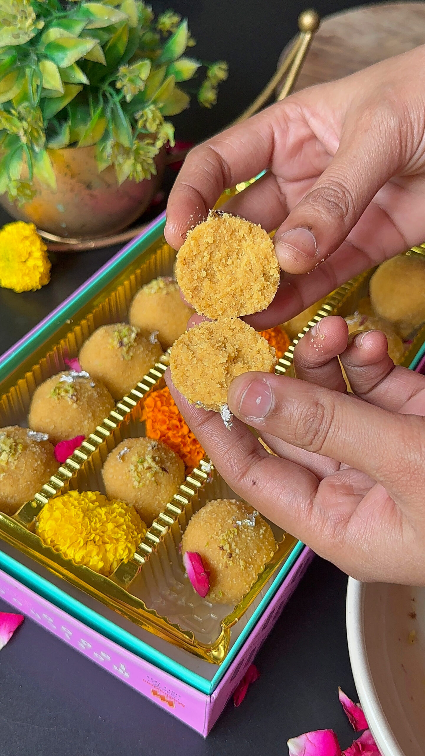 Besan Ladoo Recipe | Besan Ke Laddu