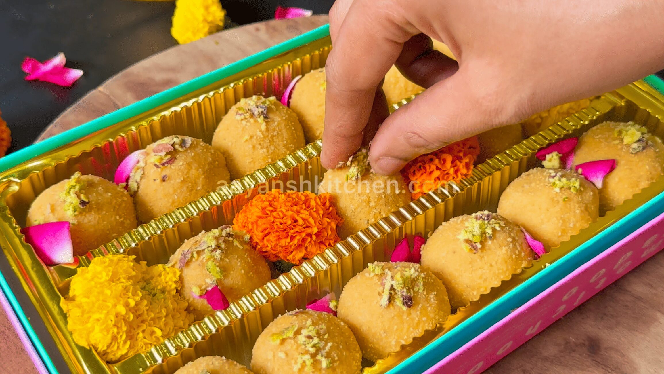 Besan Ladoo Recipe | Besan Ke Laddu