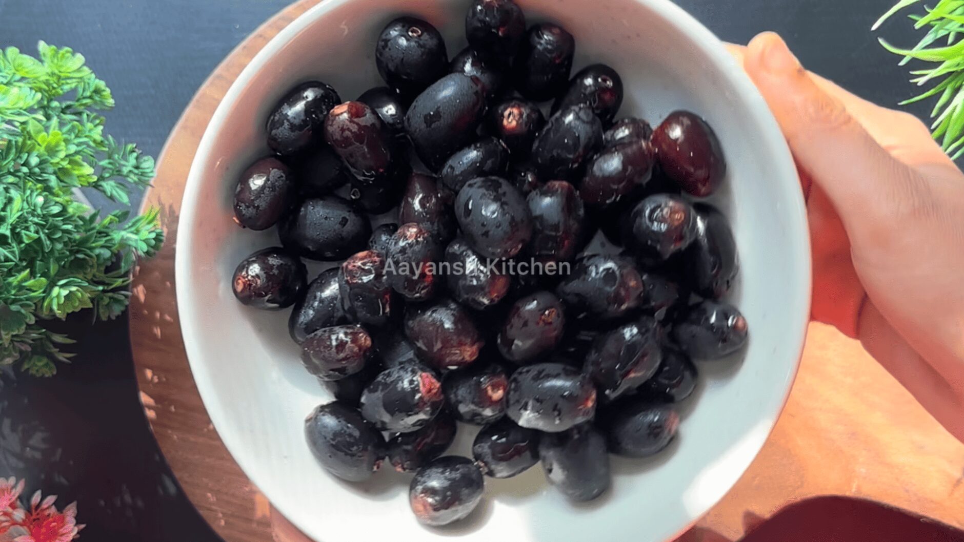 resh ripe jamuns after being washed under running water