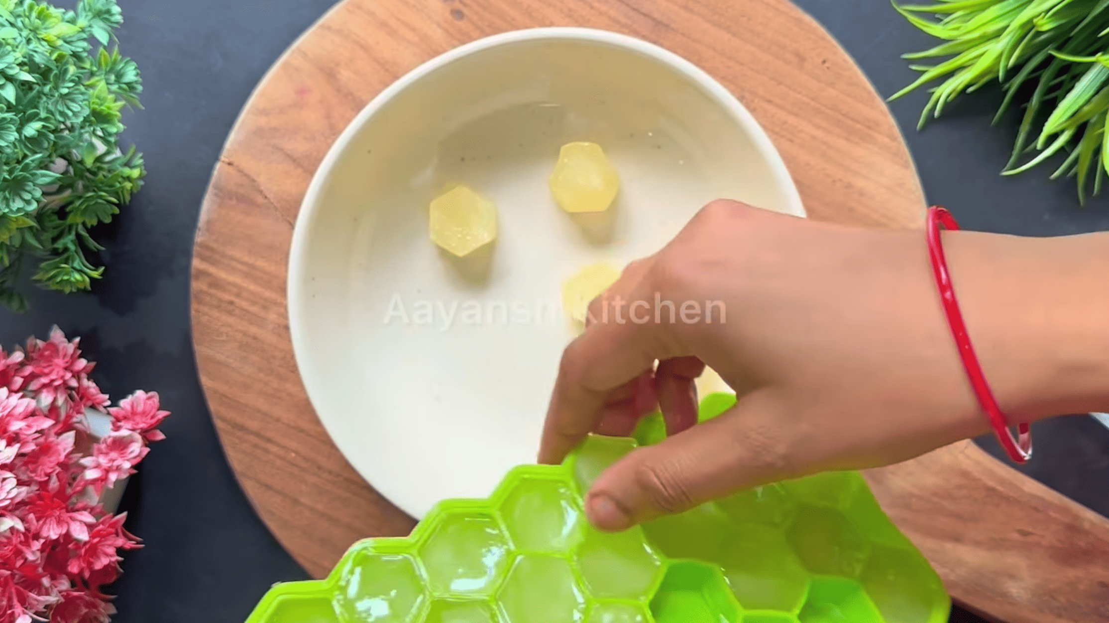 How to store and preserve fresh lemon juice for months. Simple step-by-step instructions.