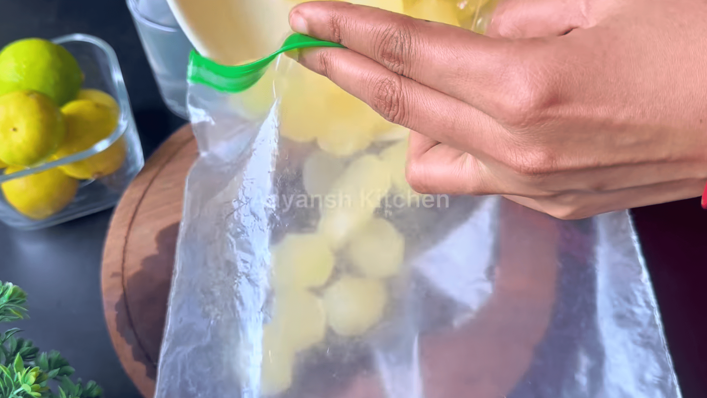 How to store and preserve fresh lemon juice for months. Simple step-by-step instructions.